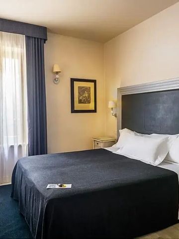 Elegantes Hotelzimmer mit Doppelbett und natürlichen Farben