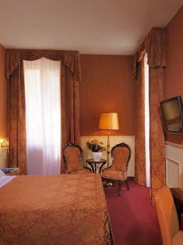 Luxuriöses Hotelzimmer mit warmen Farben und eleganter Dekoration