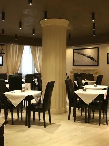 Hotelrestaurant mit stilvoller Einrichtung und gedeckten Tischen