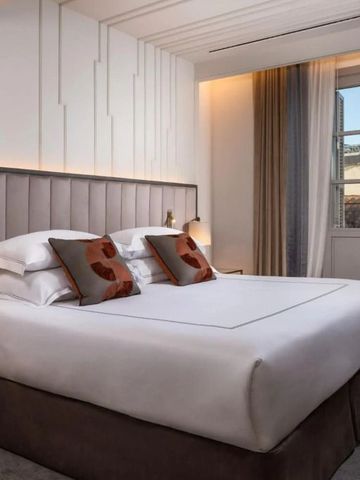 Luxuriöses Hotelzimmer mit großem Bett und eleganter Dekoration.