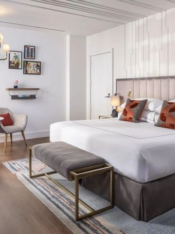 Großzügiges Hotelzimmer mit Sitzbereich und geschmackvollem Design.