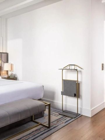 Detailaufnahme eines luxuriösen Hotelzimmers mit modernen Akzenten.