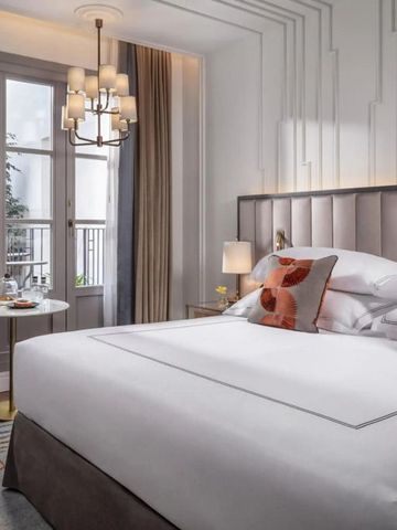 Elegantes Hotelzimmer mit großem Bett und geschmackvoller Einrichtung