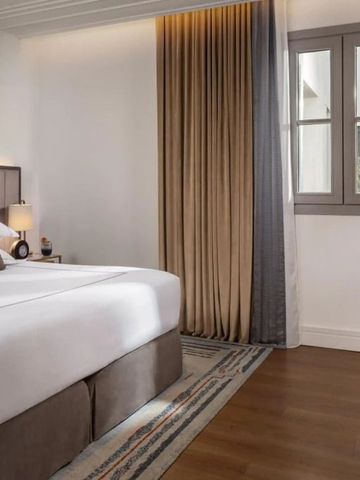 Helles Hotelzimmer mit modernen Vorhängen und einladender Atmosphäre