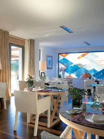 Helles Restaurant mit stilvollen Möbeln und abstrakter Wandkunst