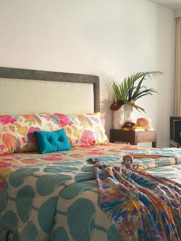 Modernes Zimmer mit lebendigem Dekor und großen Fenstern