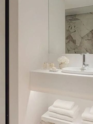 Helles Badezimmer mit modernen weißen Elementen