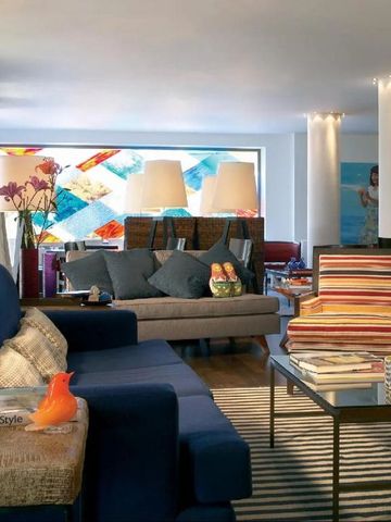 Elegante Lounge mit stilvollen Möbeln und kunstvollen Details