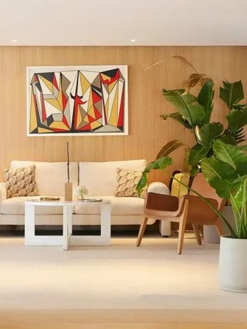 Gemütlicher Sitzbereich mit moderner Kunst und großen Pflanzen