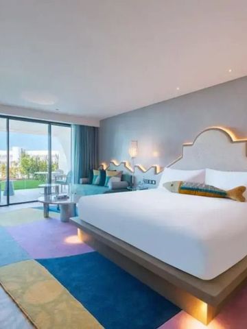 Helles Doppelzimmer im W Algarve mit modernem Design und Balkonblick.