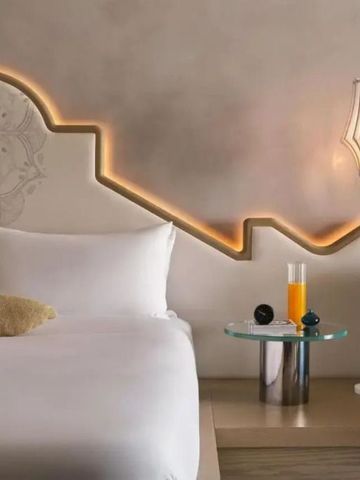 Detail eines Hotelzimmers im W Algarve mit stilvoller Beleuchtung und Dekoration.