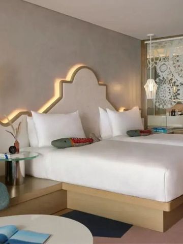 Modernes Hotelzimmer mit Doppelbett und stilvollen Dekorationselementen