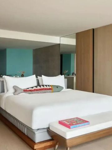 Komfortables Hotelzimmer mit großem Bett und farbenfrohem Kissen