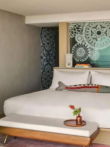 Hotelzimmer mit eleganten Dekorationen und einem großen Spiegel