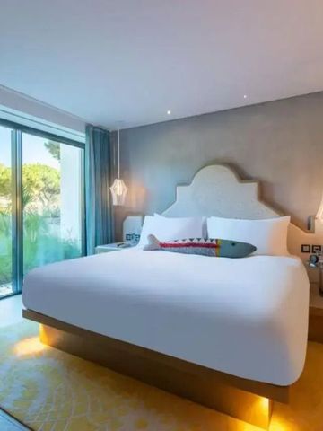 Geräumiges Hotelzimmer mit Blick auf die grüne Landschaft