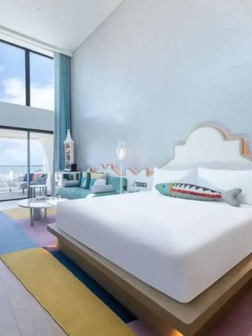 Modern eingerichtetes Zimmer mit großem Fenster und Doppelbett im W Algarve