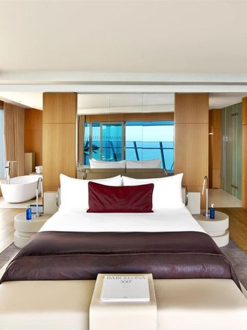 Luxuriöse Suite mit Meerblick und moderner Einrichtung