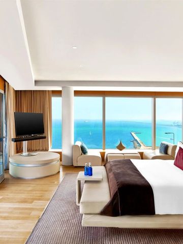Luxuriöses Hotelzimmer mit Panoramablick auf das Meer und modernem Interieur.