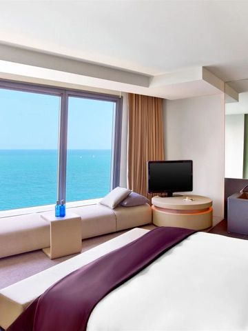 Geräumiges Zimmer mit Meerblick und elegantem Design im Hotel.