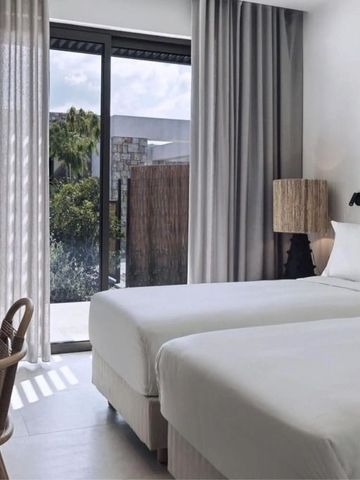 Modernes Doppelzimmer mit großem Fenster