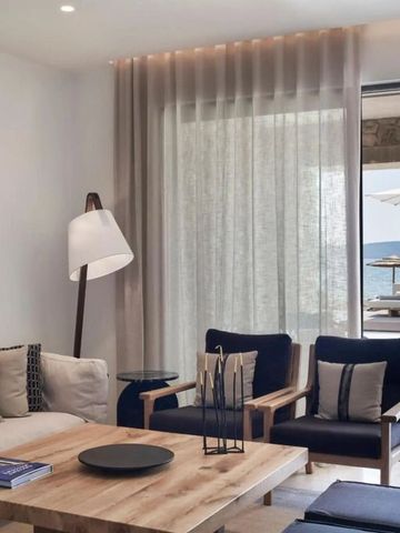 Luxuriöses Wohnzimmer mit Meeresblick und stilvoller Einrichtung