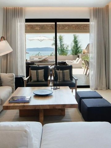 Großzügiger Wohnbereich mit Terrasse und Meeresblick