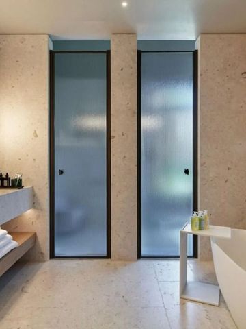 Luxuriöses Badezimmer mit freistehender Badewanne und stilvollem Design