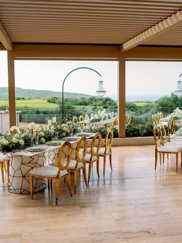 Eleganter Essbereich im Freien mit Blumen und Aussicht ins Grüne