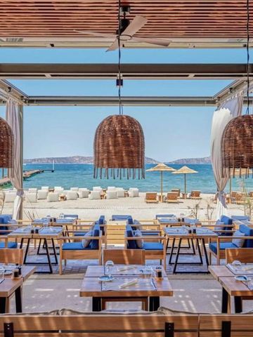 Luftiges Strandrestaurant mit Blick auf das Meer