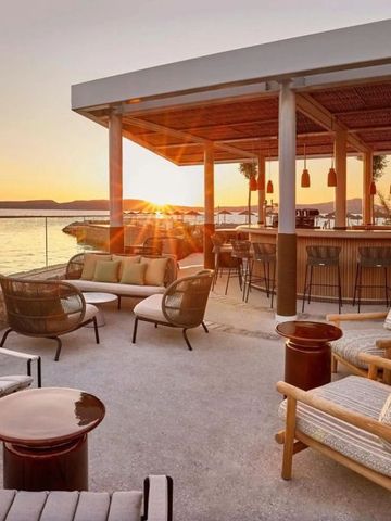 Gemütliche Lounge im Freien mit Meerblick bei Sonnenuntergang