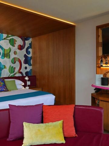 Zimmer mit kreativem Wanddesign und gemütlicher Sitzgelegenheit