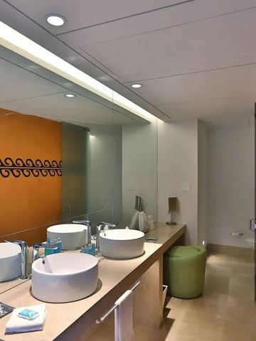 Modernes Badezimmer mit großem Spiegel und stilvollem Waschbecken