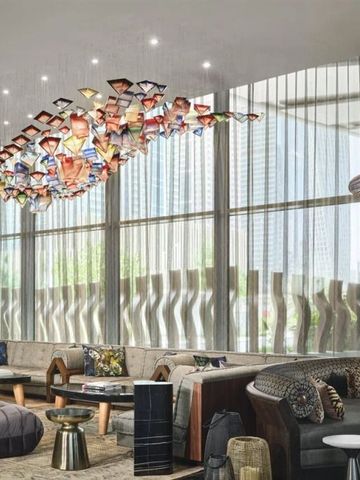 Luxuriöse Lounge mit kunstvoller Deckeninstallation und moderner Möblierung