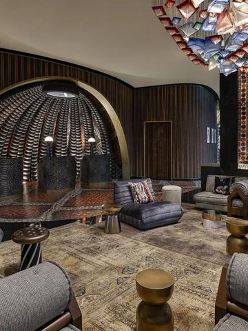 Gemütliche Lounge mit einzigartiger Wandverzierung und stilvollen Sitzbereichen