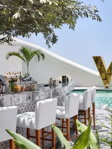 Poolbereich mit Bar und stilvollem Design im Freien