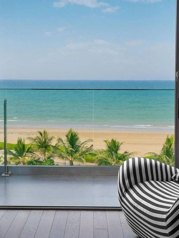 Strandblick von Lounge mit modernem Sessel und offenem Fenster