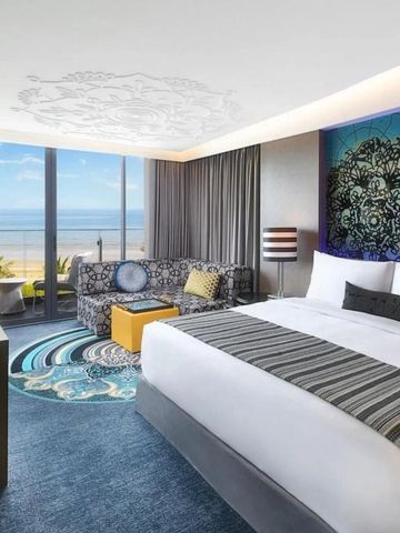 Geräumige Suite mit großem Bett und Meerblick