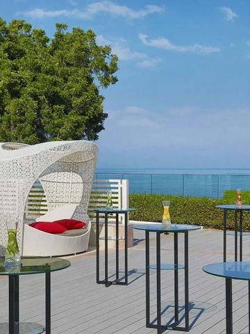 Terrasse mit Blick auf das Meer und stilvollen Sitzgelegenheiten