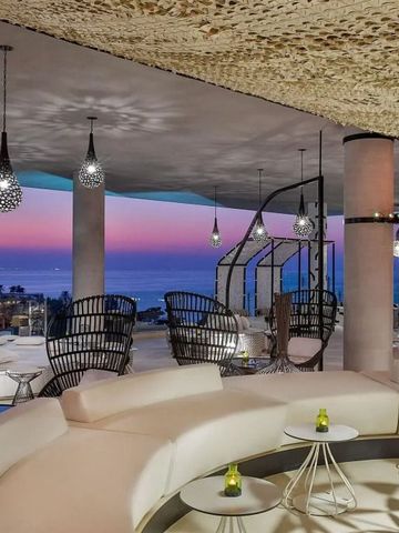 Moderne Lounge mit atemberaubendem Sonnenuntergangsblick