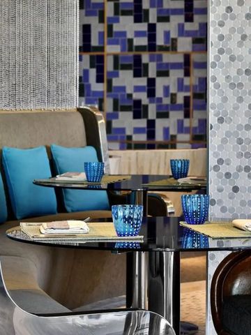 Stilvoll eingerichteter Essbereich mit blauen Akzenten