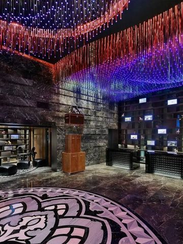 Spektakuläre Lobby mit künstlerischer Beleuchtung