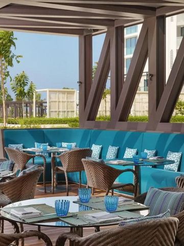 Terrasse mit komfortablen Sitzgelegenheiten und Meerblick