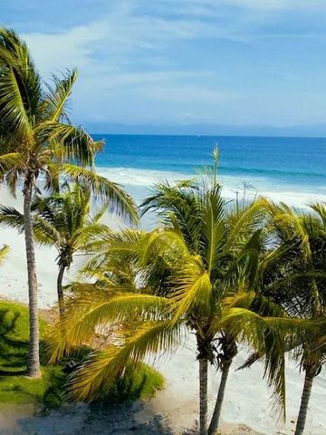 Palmen am weißen Sandstrand mit blauem Meer und Himmel