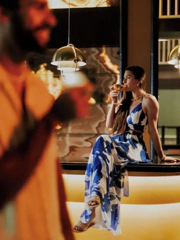 Gäste genießen Cocktails in einer stilvollen, eleganten Bar