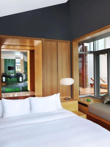 Elegantes Schlafzimmer mit großen Fenstern und Blick auf eine private Terrasse