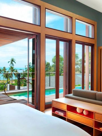 Modernes Zimmer mit Panoramafenstern und Zugang zu einem Pool