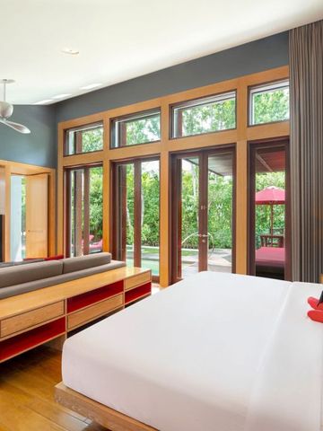 Helles Schlafzimmer mit Zugang zu einem Patio und Blick ins Grüne