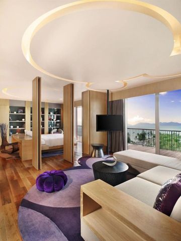 Exklusive Suite mit Holzboden und Panoramablick auf das Meer