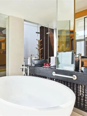 Luxuriöses Badezimmer mit freistehender Badewanne und Spiegel