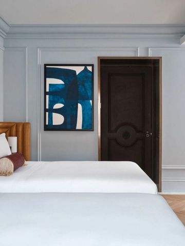 Zwei gemütliche Betten in einem geschmackvoll eingerichteten Hotelzimmer